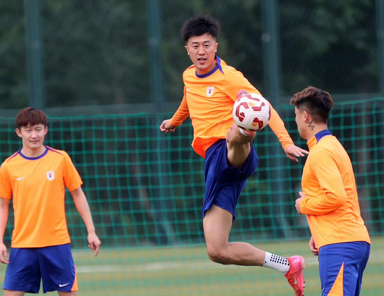 金年会入口-冲刺阶段山东泰山备战CBA常规赛，主帅复盘细节曝光，更衣室稳定，身体对抗强度拉满