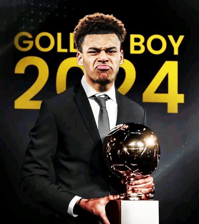 金年会官网登录-上海海港训练开放日，转会期官宣签约引欢呼，德甲在即，医务组通报恢复